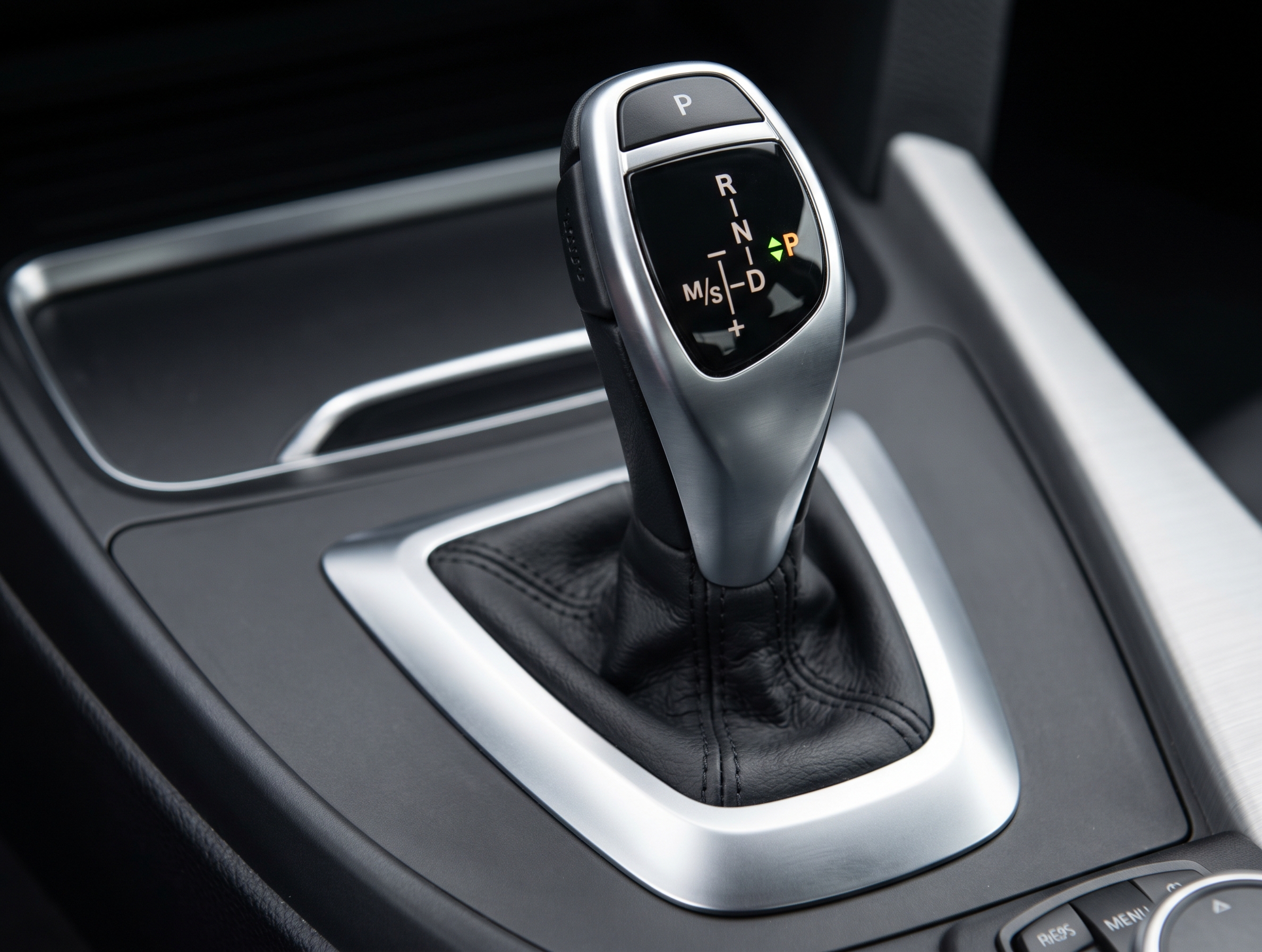 Automatische versnellingspook in een lesauto
